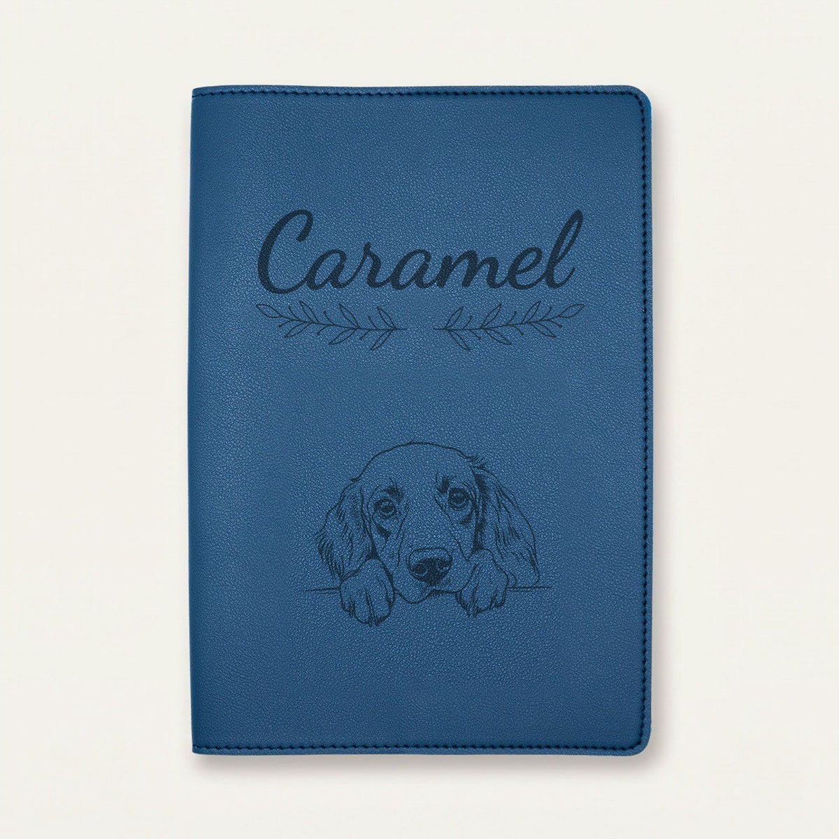 Protège carnet de santé chien personnalisé – Setter anglais — Bleu nuit — Rameaux — gravure « Caramel »