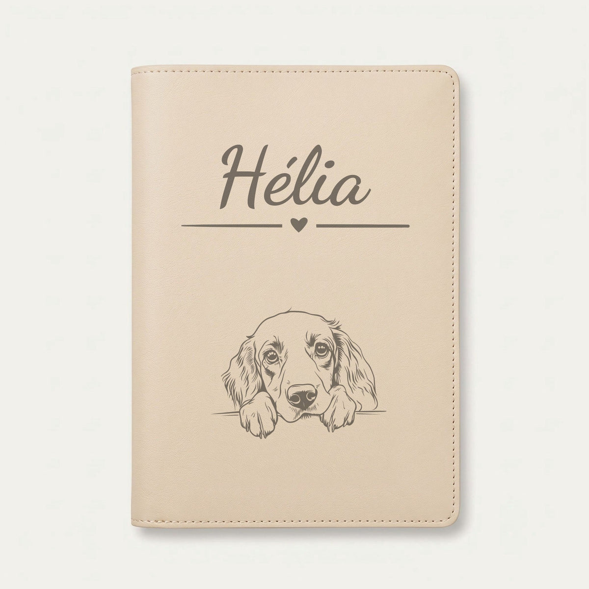 Protège carnet de santé chien personnalisé – Setter anglais — Crème vanille — Cœur — gravure « Hélia »