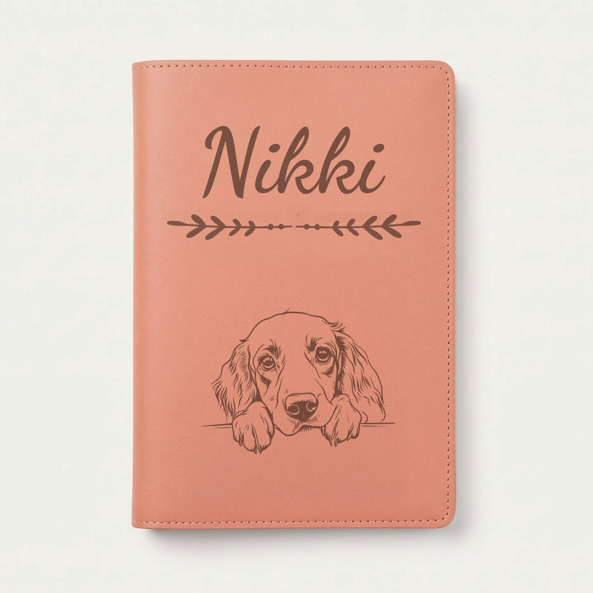 Protège carnet de santé chien personnalisé – Setter anglais — Terracotta — Flèche — gravure « Nikki »