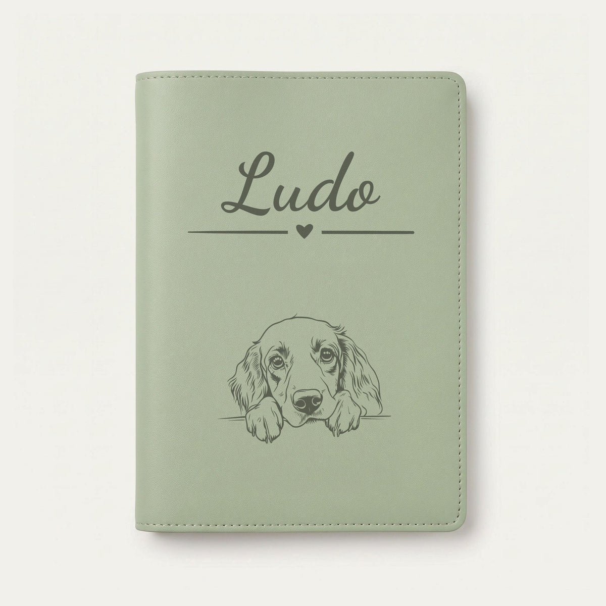 Protège carnet de santé chien personnalisé – Setter anglais — Vert sauge — Cœur — gravure « Ludo »