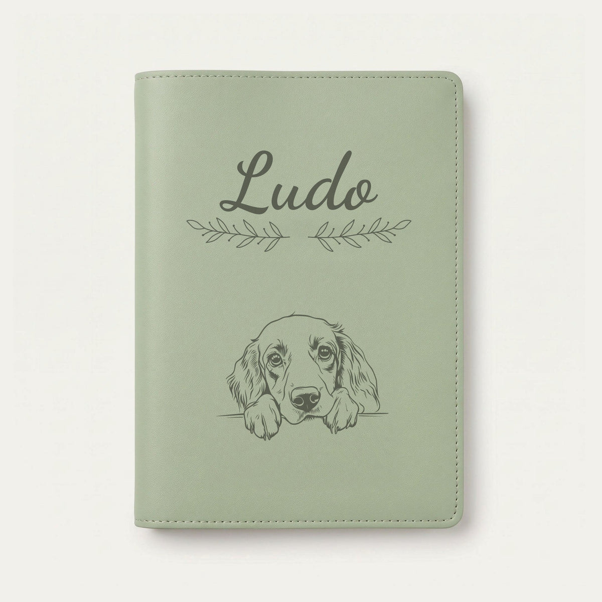 Protège carnet de santé chien personnalisé – Setter anglais — Vert sauge — Rameaux — gravure « Ludo »