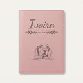 Protège carnet de santé chien personnalisé – Setter irlandais — Rose dragée — Flèche — gravure « Ivoire »