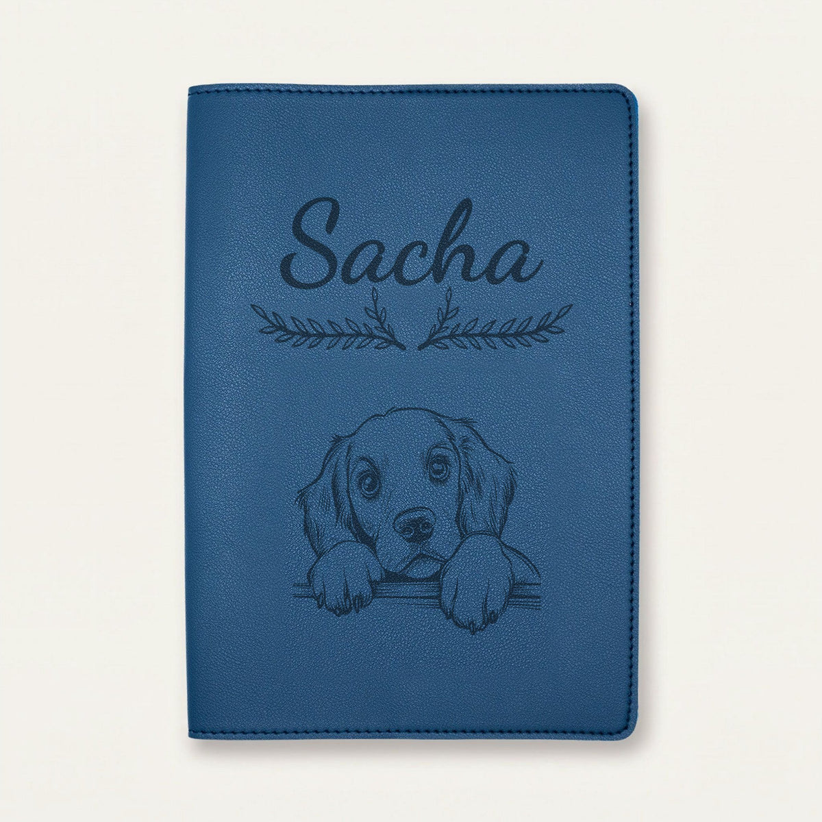 Protège carnet de santé chien personnalisé – Setter rouge et blanc — Bleu nuit — Bouquet — gravure « Sacha »