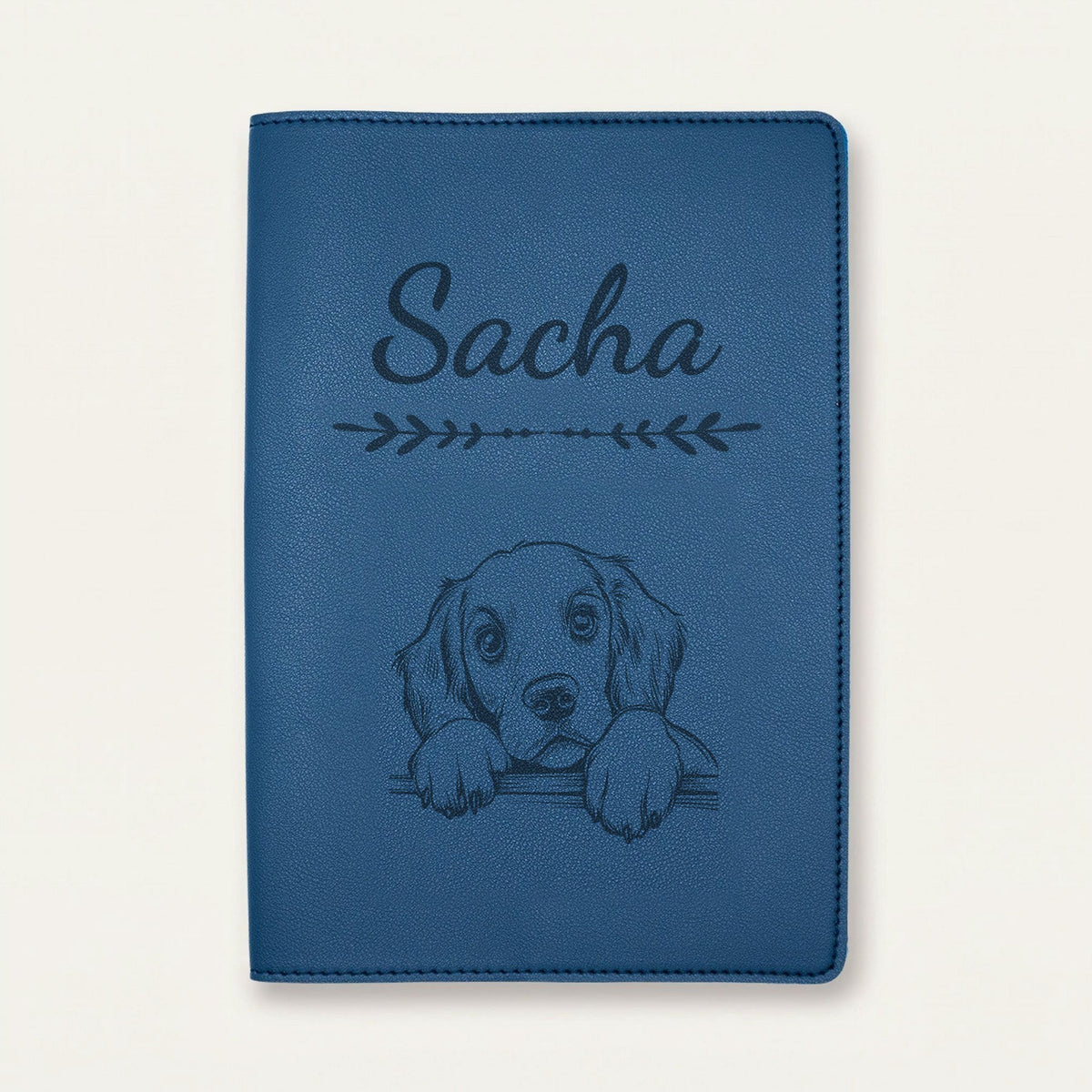 Protège carnet de santé chien personnalisé – Setter rouge et blanc — Bleu nuit — Flèche — gravure « Sacha »