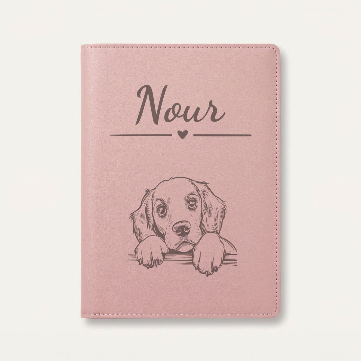 Protège carnet de santé chien personnalisé – Setter rouge et blanc — Rose dragée — Cœur — gravure « Nour »