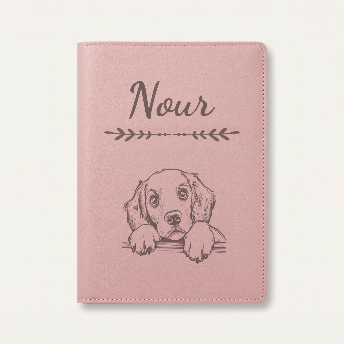 Protège carnet de santé chien personnalisé – Setter rouge et blanc — Rose dragée — Flèche — gravure « Nour »