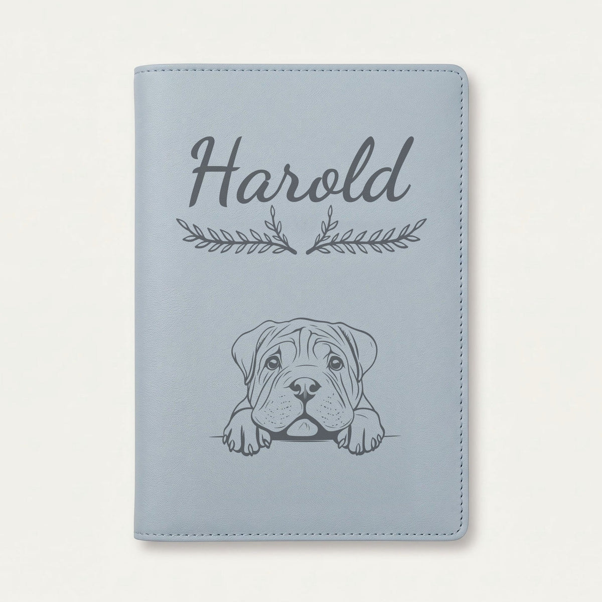 Protège carnet de santé chien personnalisé – Shar-pei — Bleu nuage — Bouquet — gravure « Harold »