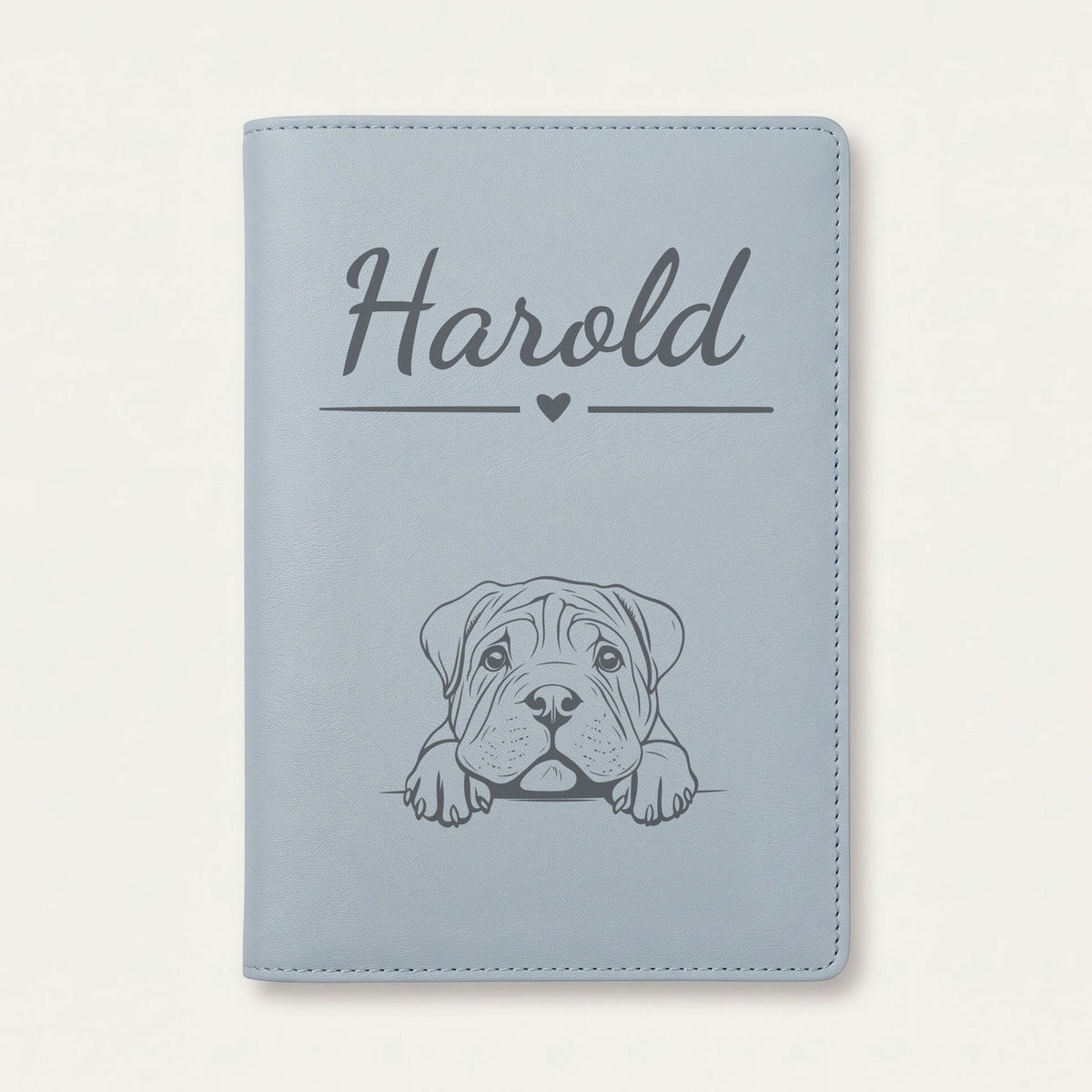 Protège carnet de santé chien personnalisé – Shar-pei — Bleu nuage — Cœur — gravure « Harold »