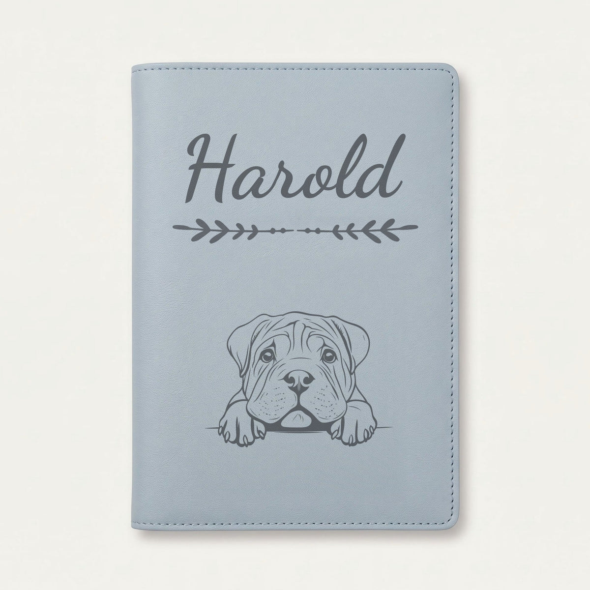 Protège carnet de santé chien personnalisé – Shar-pei — Bleu nuage — Flèche — gravure « Harold »