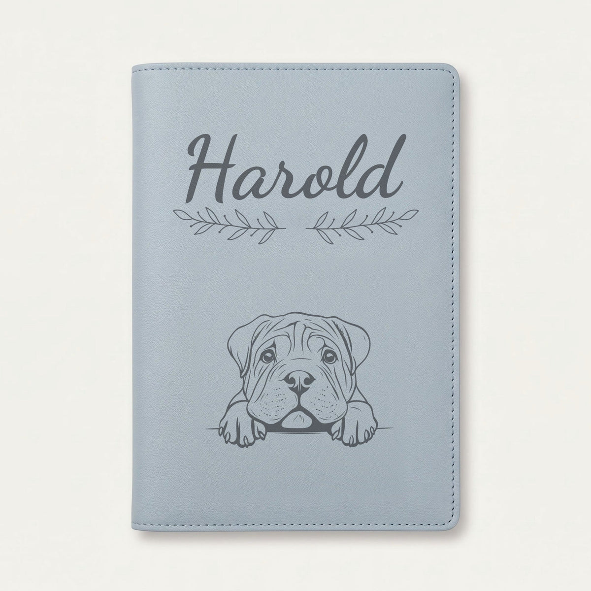 Protège carnet de santé chien personnalisé – Shar-pei — Bleu nuage — Rameaux — gravure « Harold »