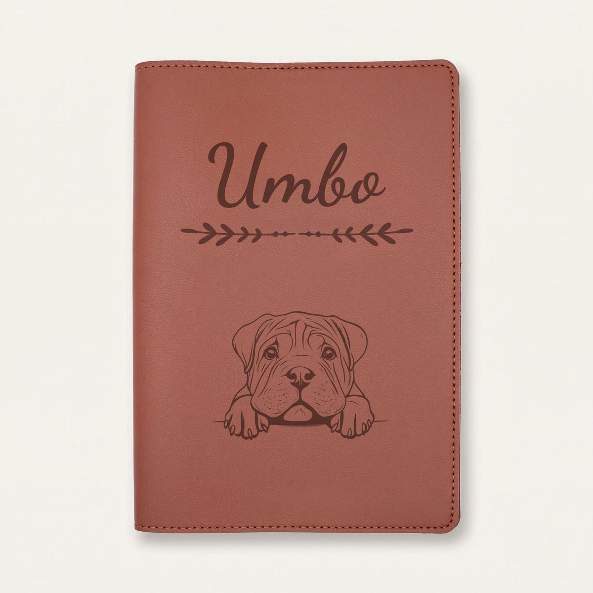 Protège carnet de santé chien personnalisé – Shar-pei — Chocolat — Flèche — gravure « Umbo »