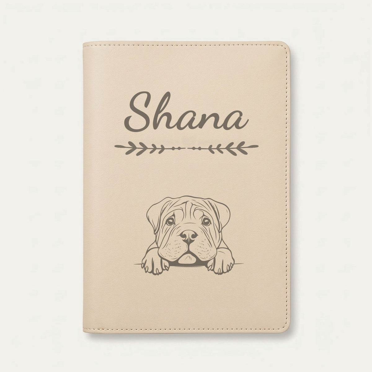 Protège carnet de santé chien personnalisé – Shar-pei — Crème vanille — Flèche — gravure « Shana »
