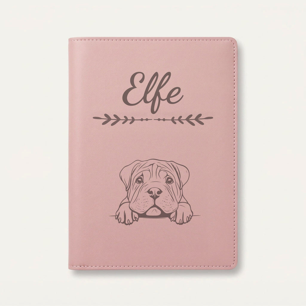 Protège carnet de santé chien personnalisé – Shar-pei — Rose dragée — Flèche — gravure « Elfe »
