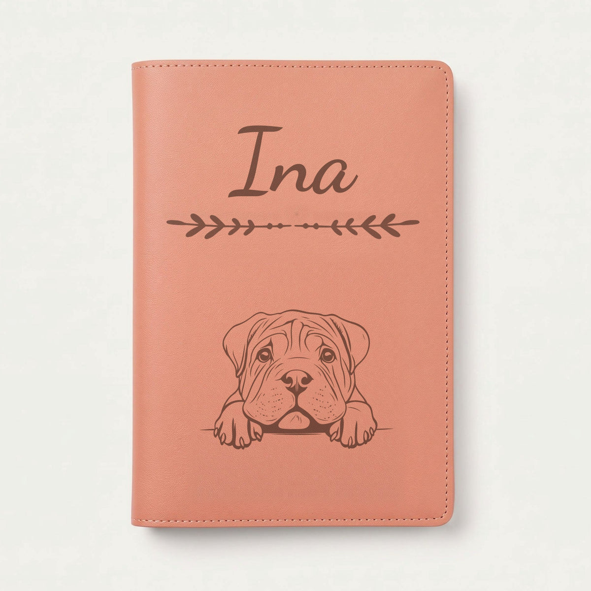 Protège carnet de santé chien personnalisé – Shar-pei — Terracotta — Flèche — gravure « Ina »