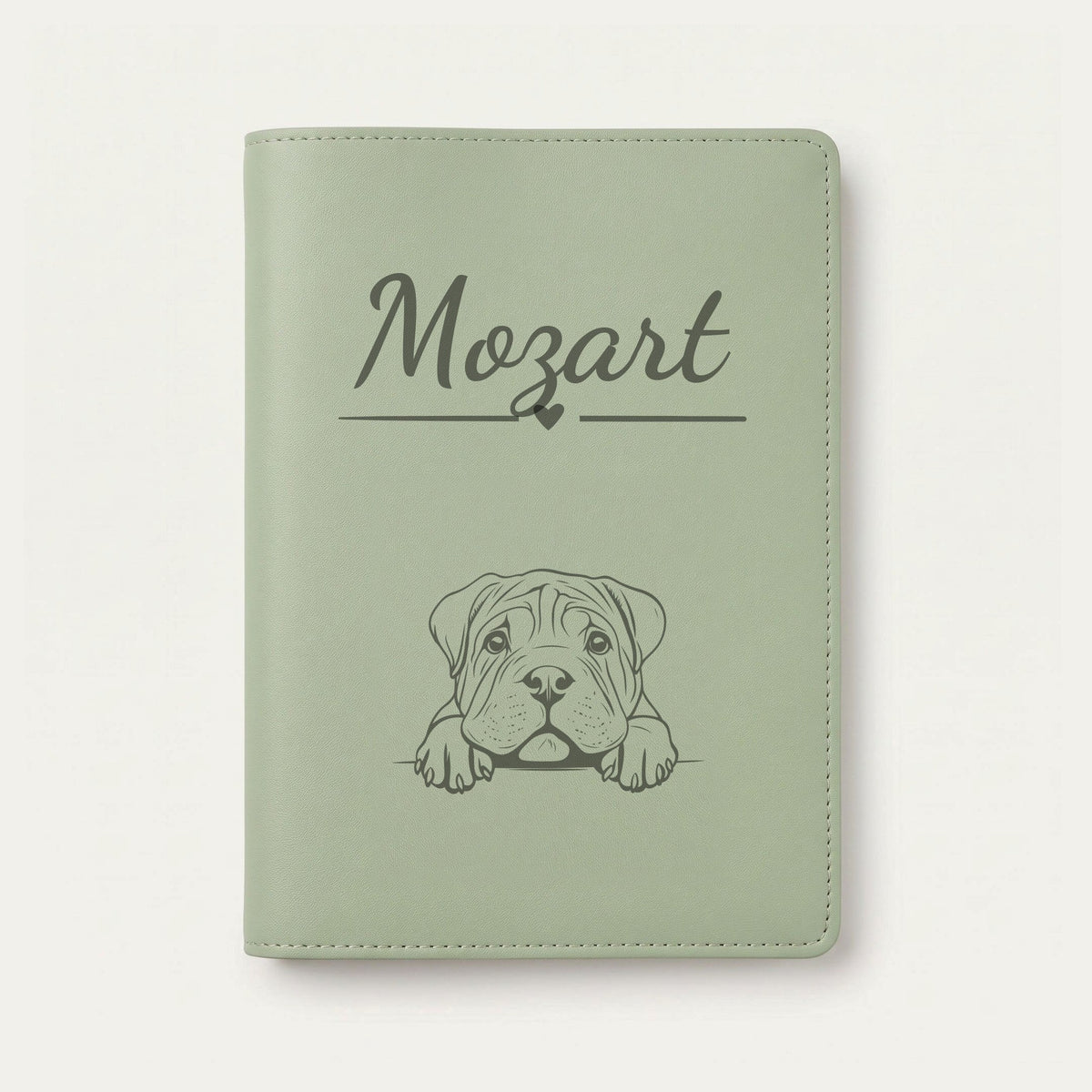 Protège carnet de santé chien personnalisé – Shar-pei — Vert sauge — Cœur — gravure « Mozart »