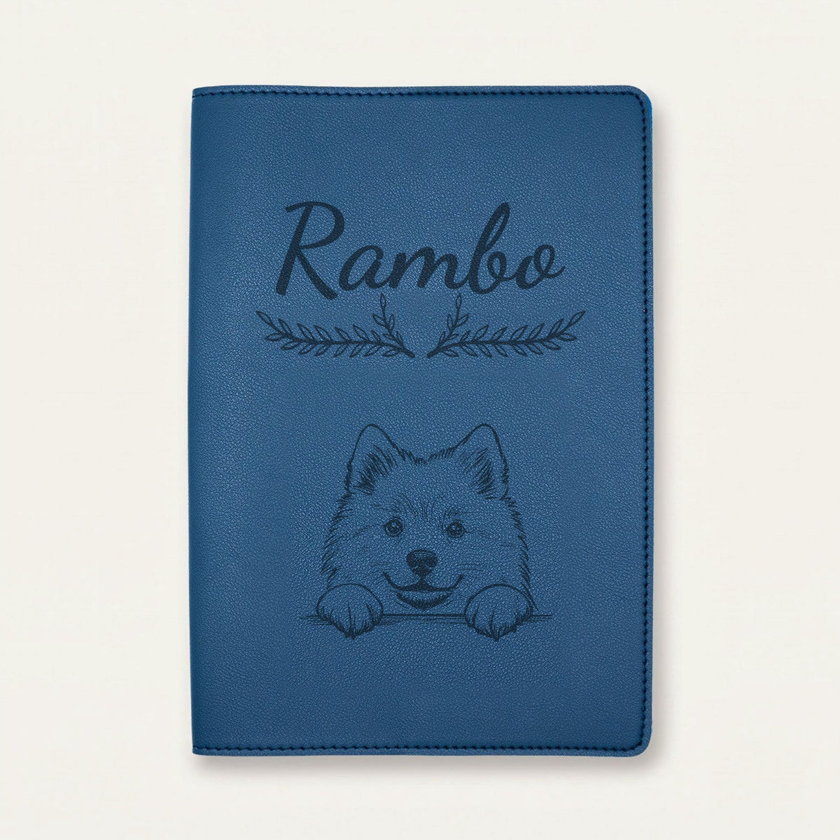 Protège carnet de santé chien personnalisé – Spitz loup — Bleu nuit — Bouquet — gravure « Rambo »