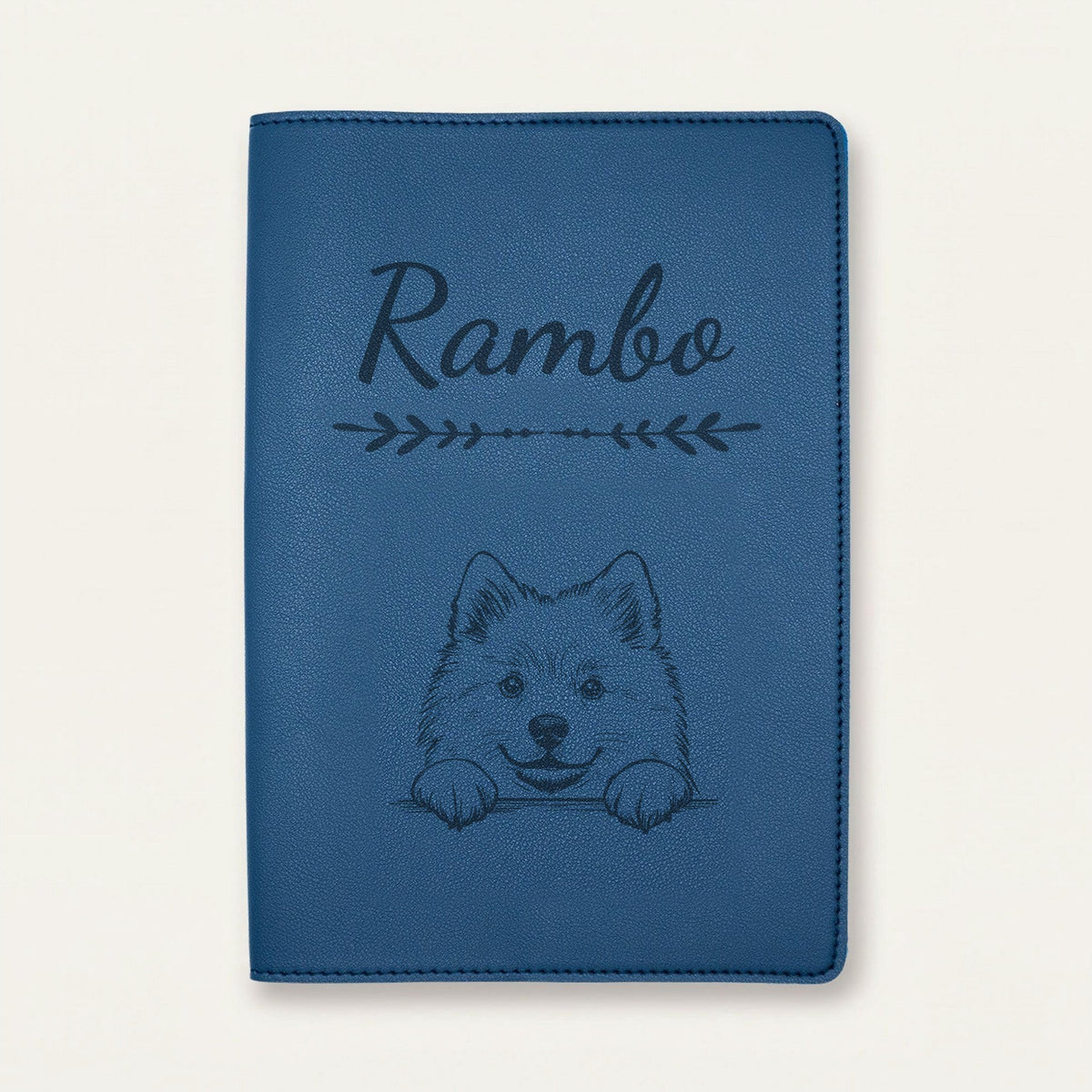 Protège carnet de santé chien personnalisé – Spitz loup — Bleu nuit — Flèche — gravure « Rambo »