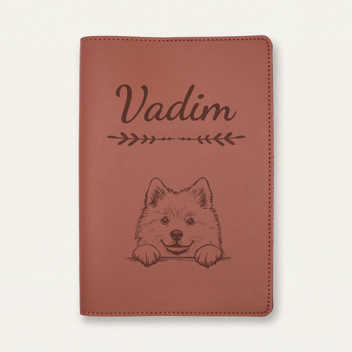 Protège carnet de santé chien personnalisé – Spitz loup — Chocolat — Flèche — gravure « Vadim »