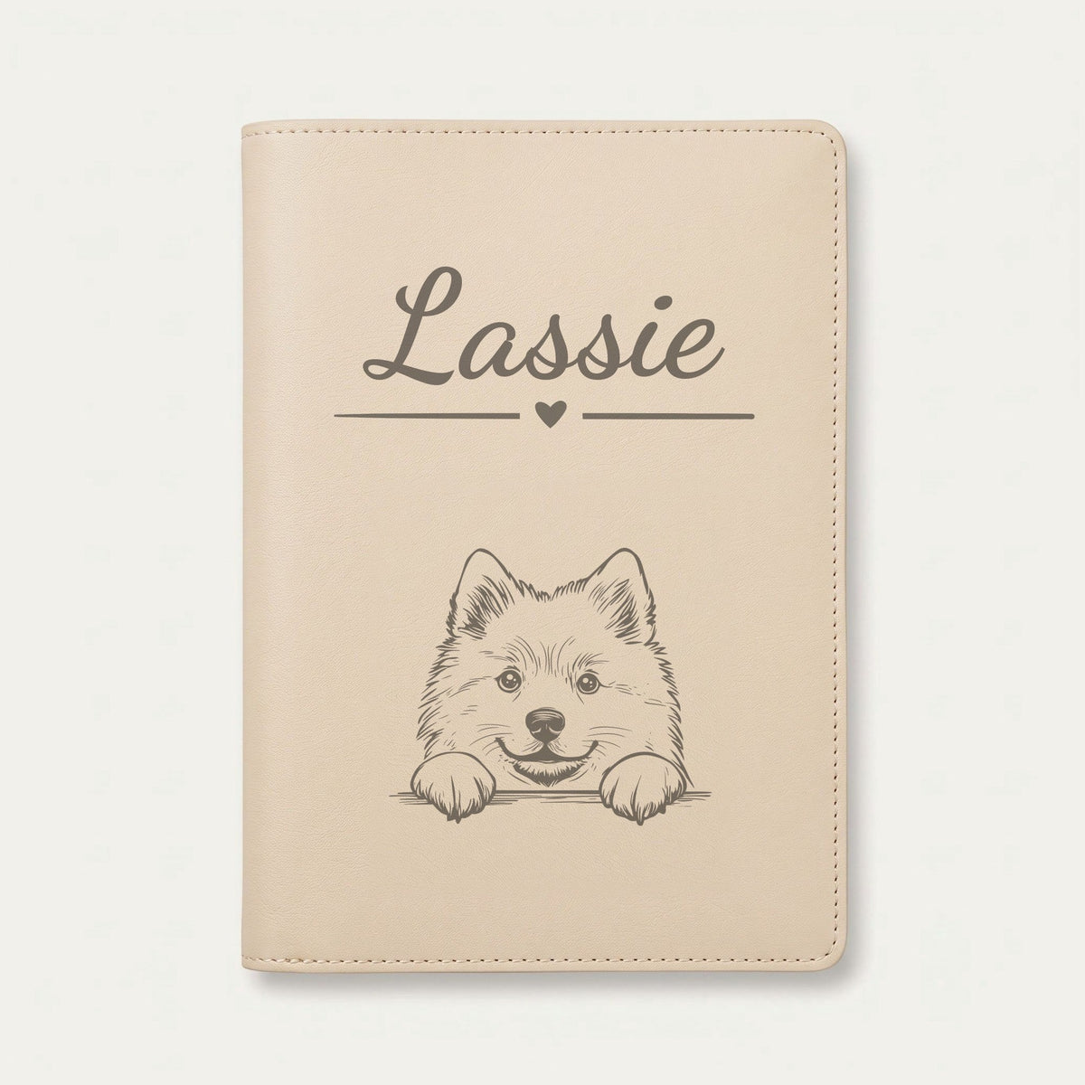 Protège carnet de santé chien personnalisé – Spitz loup — Crème vanille — Cœur — gravure « Lassie »