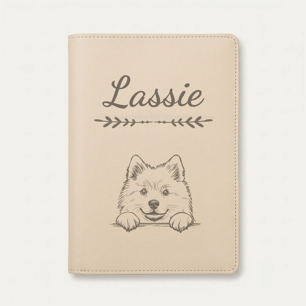 Protège carnet de santé chien personnalisé – Spitz loup — Crème vanille — Flèche — gravure « Lassie »
