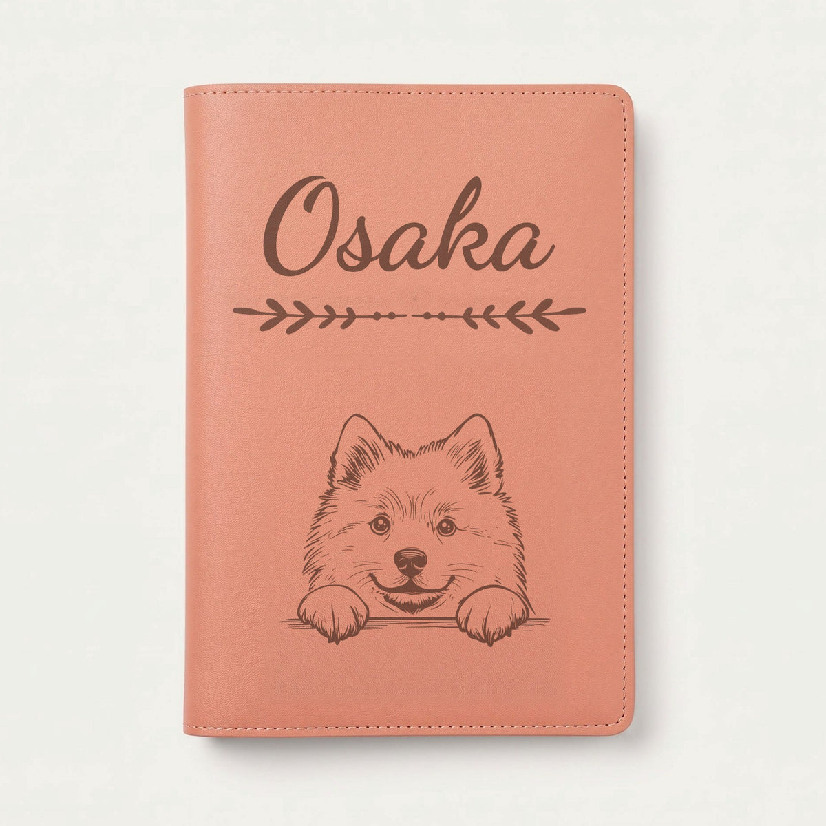 Protège carnet de santé chien personnalisé – Spitz loup — Terracotta — Flèche — gravure « Osaka »