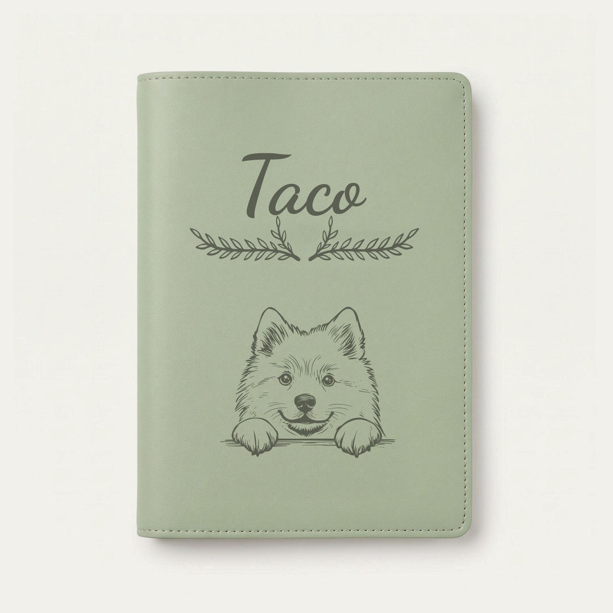 Protège carnet de santé chien personnalisé – Spitz loup — Vert sauge — Bouquet — gravure « Taco »