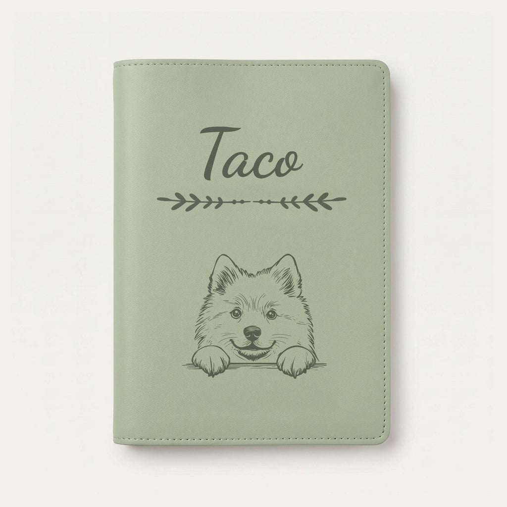 Protège carnet de santé chien personnalisé – Spitz loup — Vert sauge — Flèche — gravure « Taco »