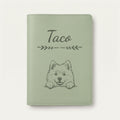 Protège carnet de santé chien personnalisé – Spitz loup — Vert sauge — Flèche — gravure « Taco »