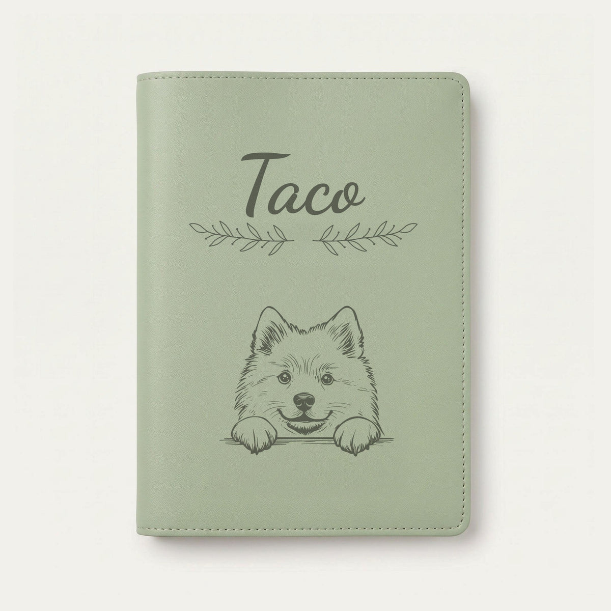 Protège carnet de santé chien personnalisé – Spitz loup — Vert sauge — Rameaux — gravure « Taco »