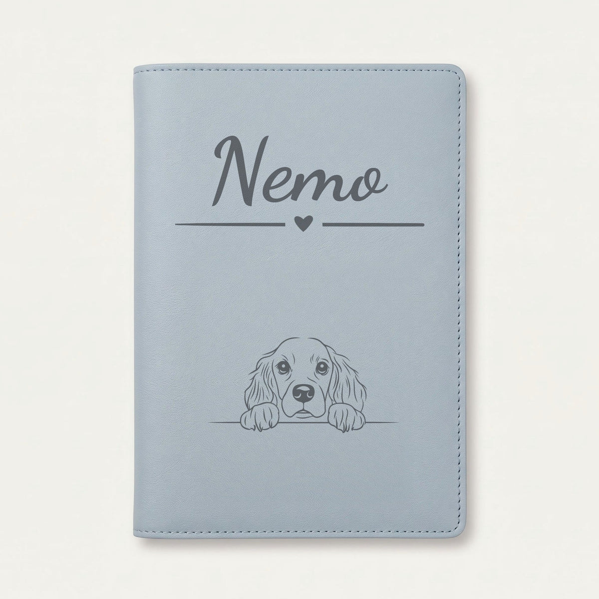 Protège carnet de santé chien personnalisé – Springer anglais — Bleu nuage — Cœur — gravure « Nemo »