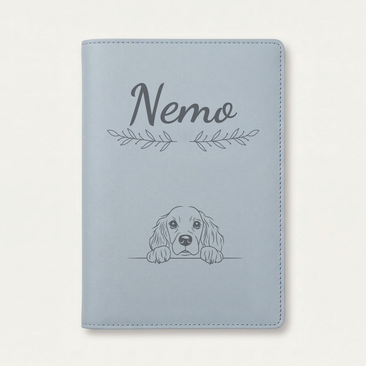 Protège carnet de santé chien personnalisé – Springer anglais — Bleu nuage — Rameaux — gravure « Nemo »