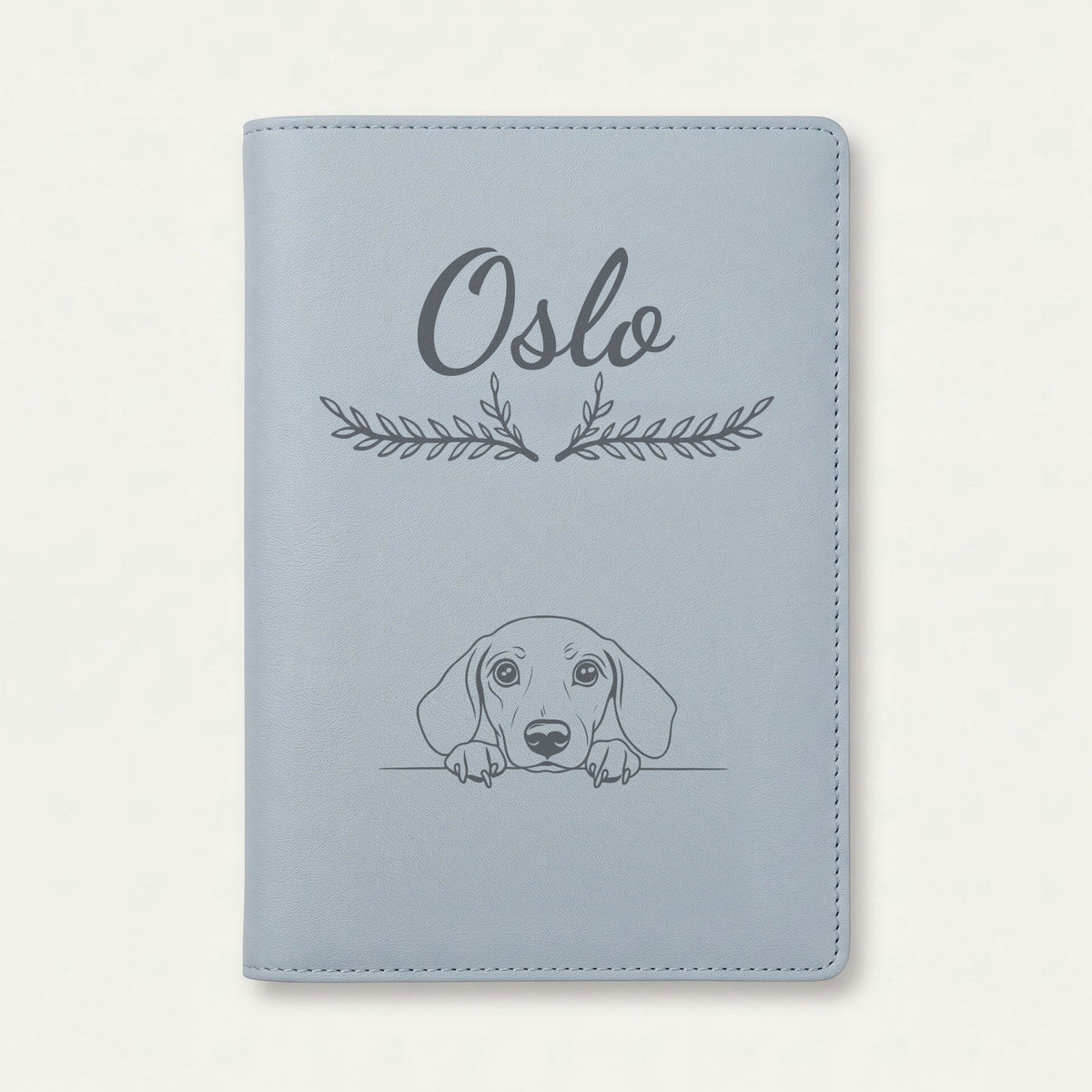 Protège carnet de santé chien personnalisé – Teckel — Bleu nuage — Bouquet — gravure « Oslo »