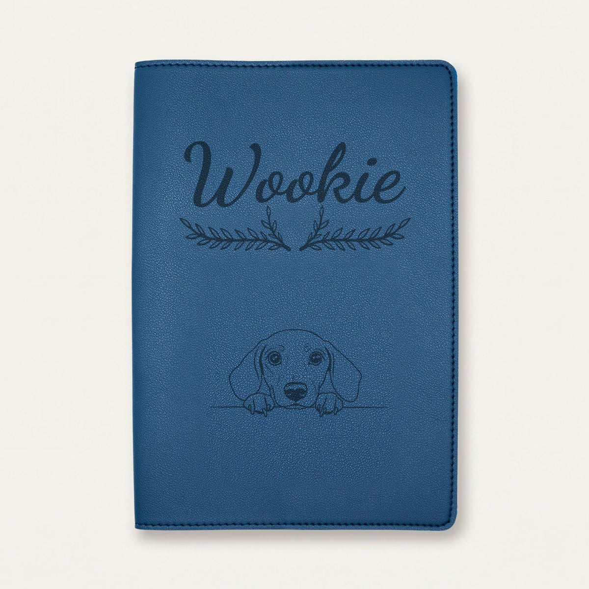 Protège carnet de santé chien personnalisé – Teckel — Bleu nuit — Bouquet — gravure « Wookie »