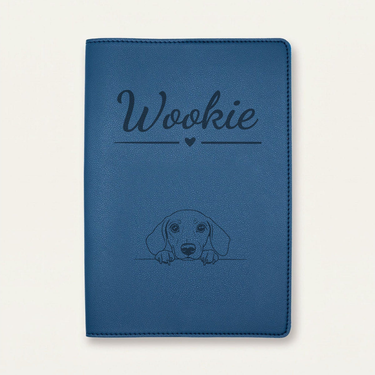 Protège carnet de santé chien personnalisé – Teckel — Bleu nuit — Cœur — gravure « Wookie »