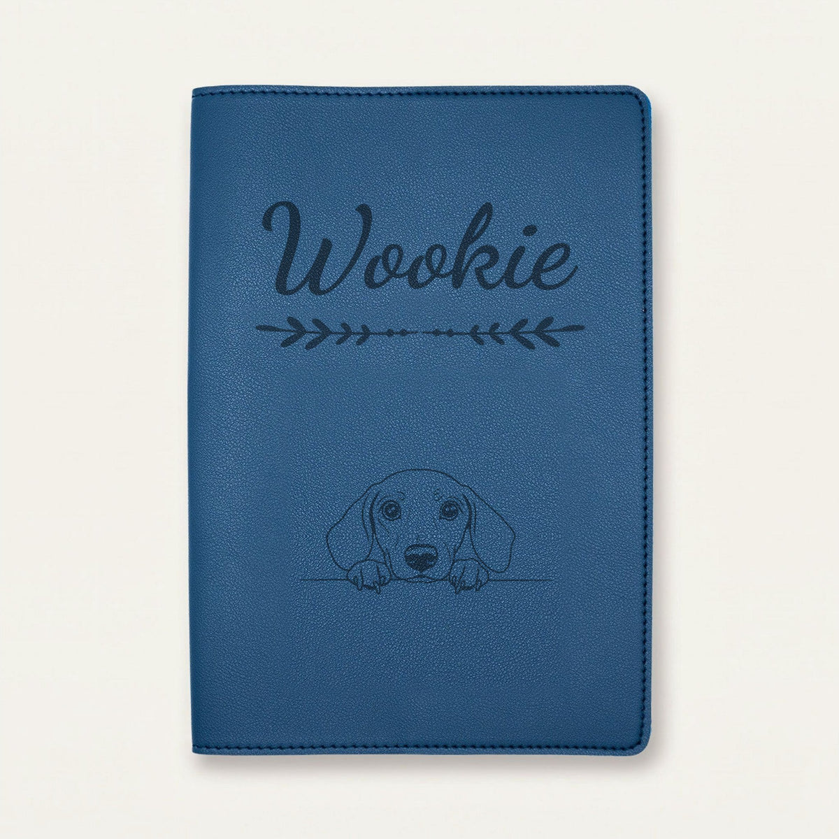 Protège carnet de santé chien personnalisé – Teckel — Bleu nuit — Flèche — gravure « Wookie »