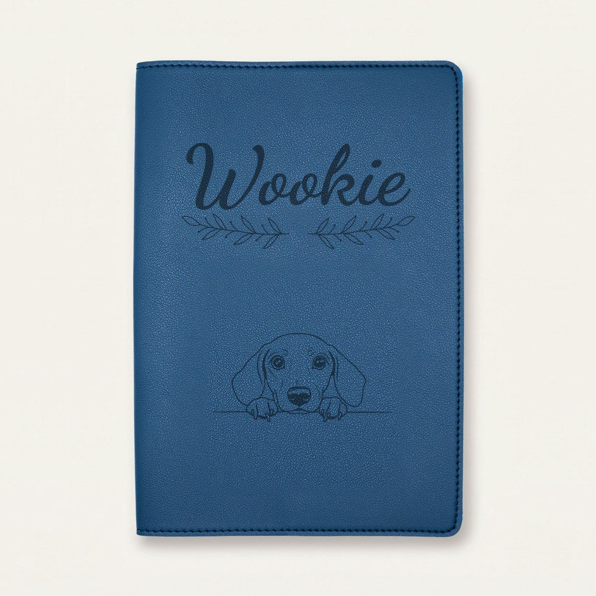 Protège carnet de santé chien personnalisé – Teckel — Bleu nuit — Rameaux — gravure « Wookie »