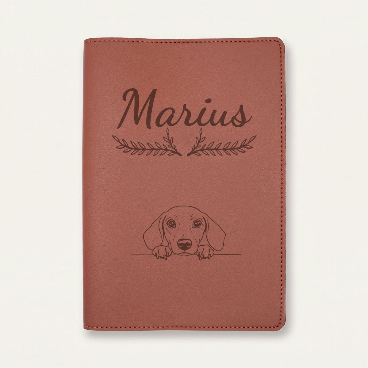 Protège carnet de santé chien personnalisé – Teckel — Chocolat — Bouquet — gravure « Marius »