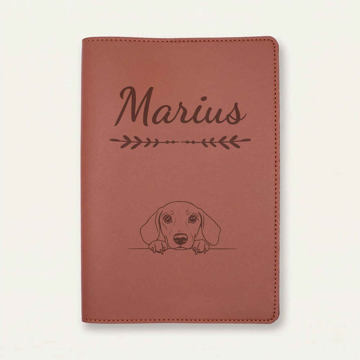 Protège carnet de santé chien personnalisé – Teckel — Chocolat — Flèche — gravure « Marius »