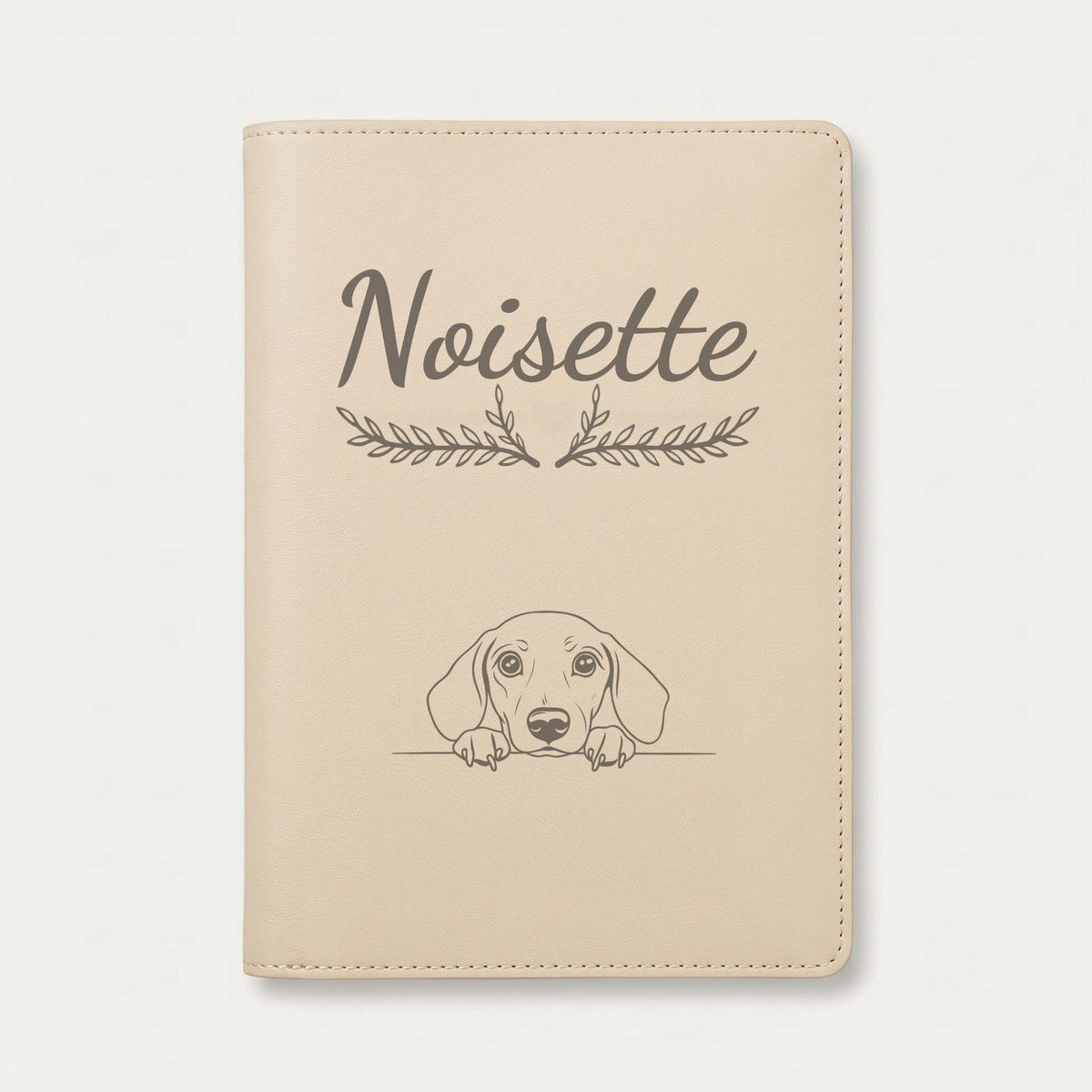 Protège carnet de santé chien personnalisé – Teckel — Crème vanille — Bouquet — gravure « Noisette »