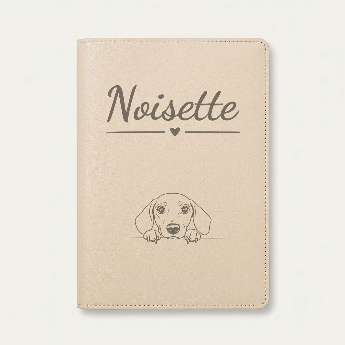 Protège carnet de santé chien personnalisé – Teckel — Crème vanille — Cœur — gravure « Noisette »