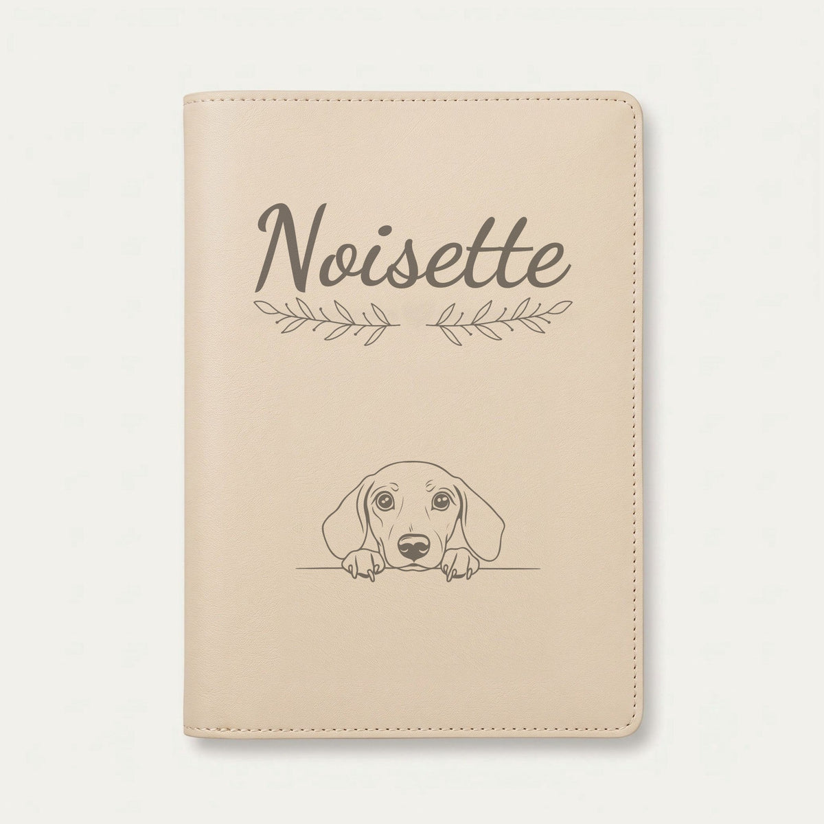 Protège carnet de santé chien personnalisé – Teckel — Crème vanille — Rameaux — gravure « Noisette »