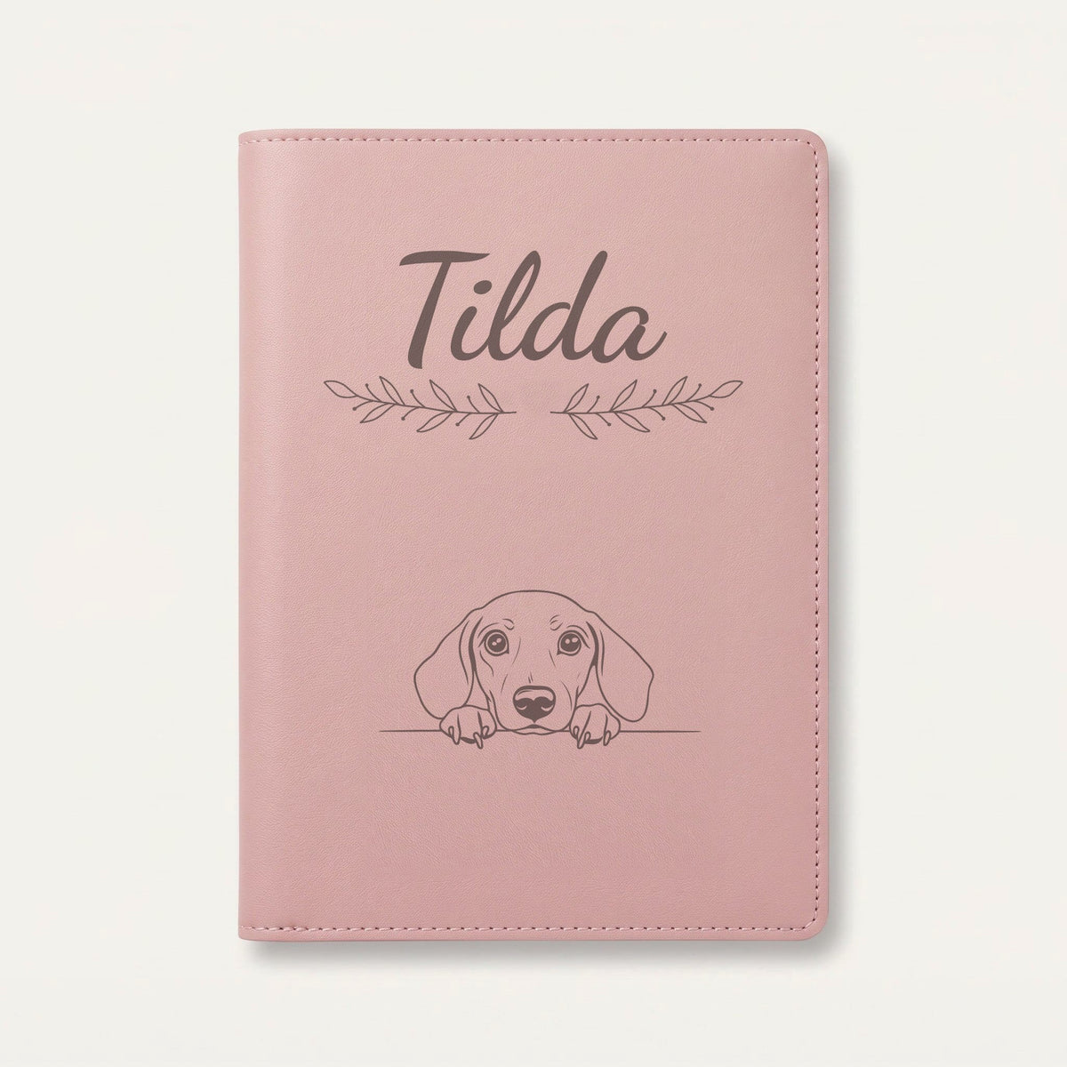 Protège carnet de santé chien personnalisé – Teckel — Rose dragée — Rameaux — gravure « Tilda »