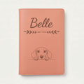 Protège carnet de santé chien personnalisé – Teckel — Terracotta — Flèche — gravure « Belle »