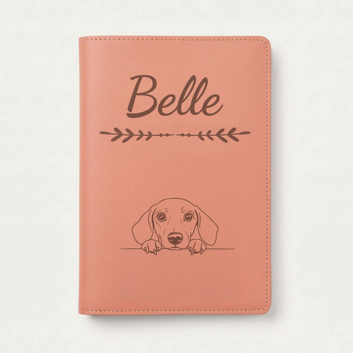 Protège carnet de santé chien personnalisé – Teckel — Terracotta — Flèche — gravure « Belle »