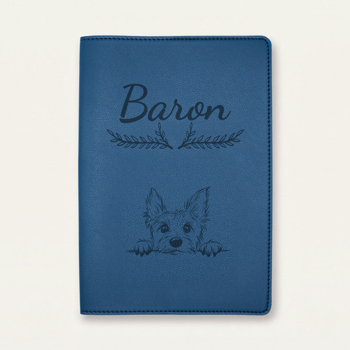 Protège carnet de santé chien personnalisé – Terrier australien — Bleu nuit — Bouquet — gravure « Baron »