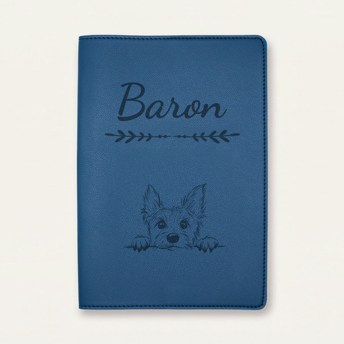 Protège carnet de santé chien personnalisé – Terrier australien — Bleu nuit — Flèche — gravure « Baron »