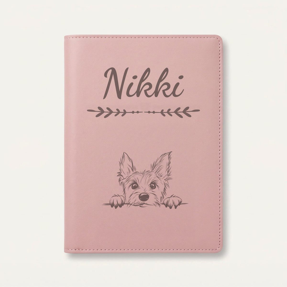 Protège carnet de santé chien personnalisé – Terrier australien — Rose dragée — Flèche — gravure « Nikki »