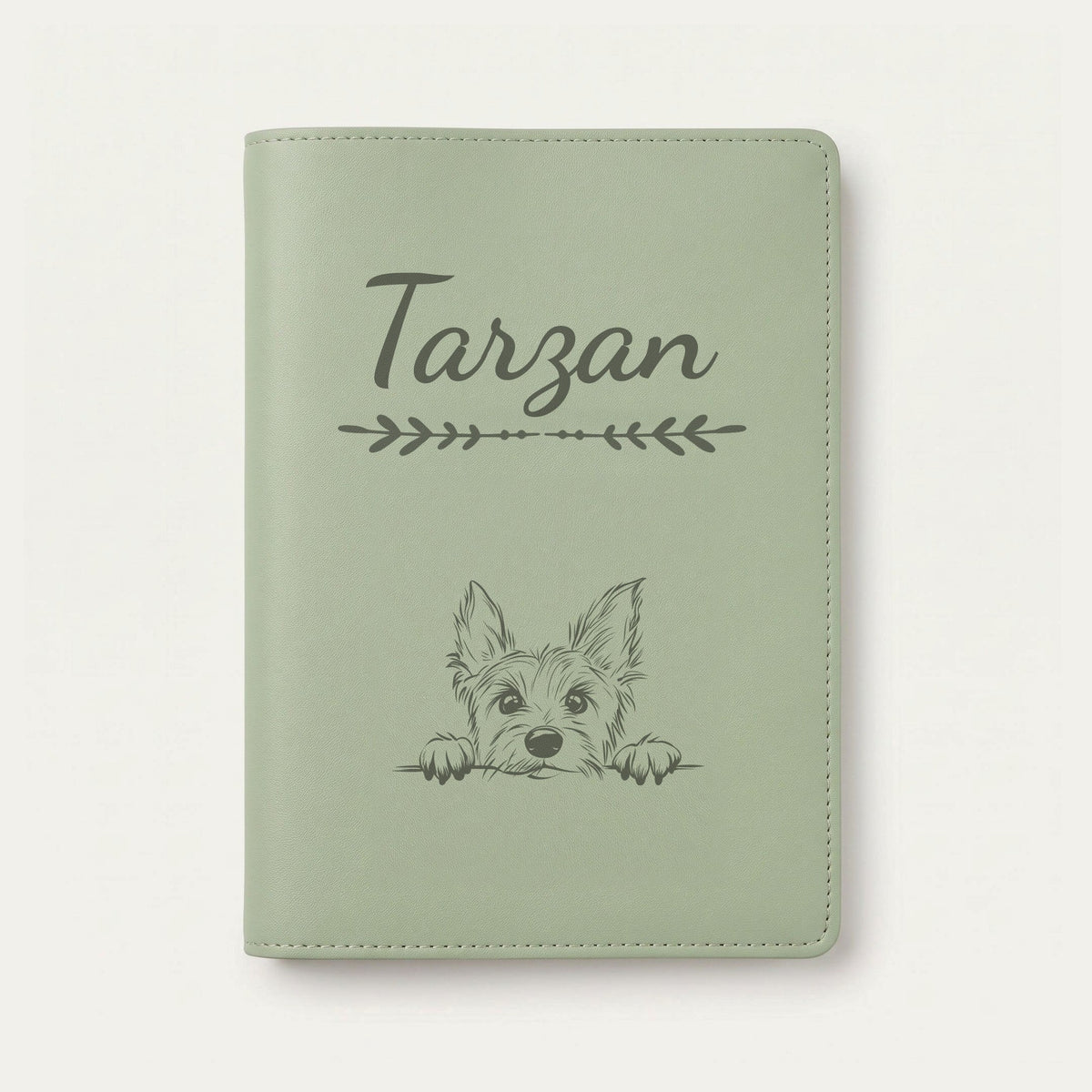 Protège carnet de santé chien personnalisé – Terrier australien — Vert sauge — Flèche — gravure « Tarzan »