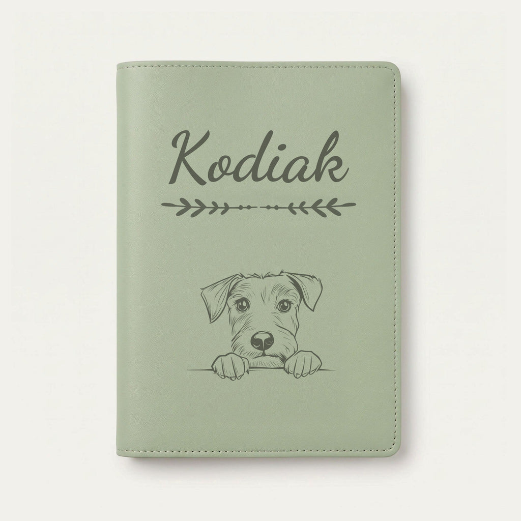 Protège carnet de santé chien personnalisé – Terrier irlandais — Vert sauge — Flèche — gravure « Kodiak »