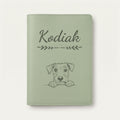 Protège carnet de santé chien personnalisé – Terrier irlandais — Vert sauge — Flèche — gravure « Kodiak »